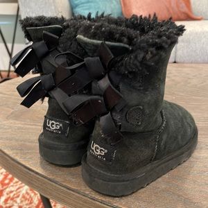 Black Bailey Ugg size 11 toddler . Loved and lots of life left.